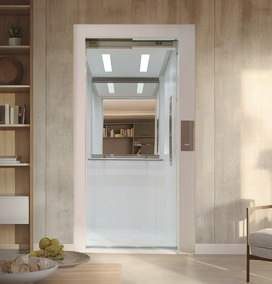 Elevador residencial com portas abertas em uma sala de estar com estante de madeira.